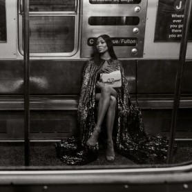 (FOTO) Naomi Campbell a pozat goală la metroul din New York pentru Valentino